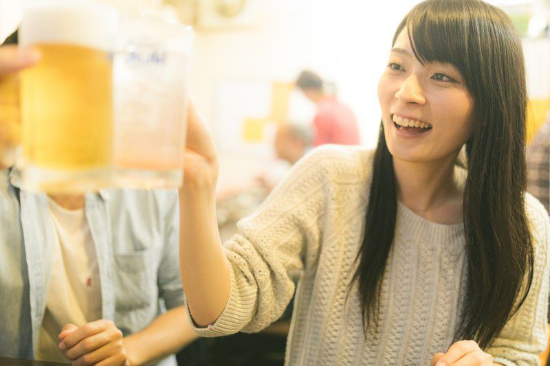 ビールで乾杯する女性の写真