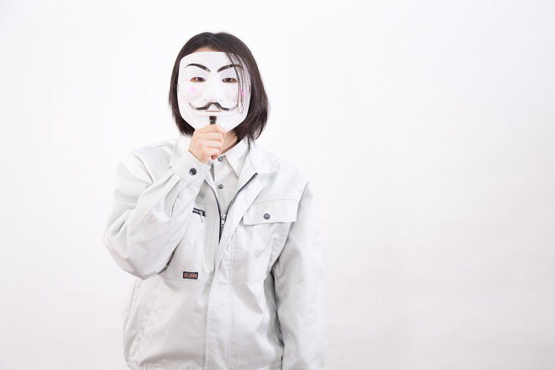 仮面で表情がわからない人の写真