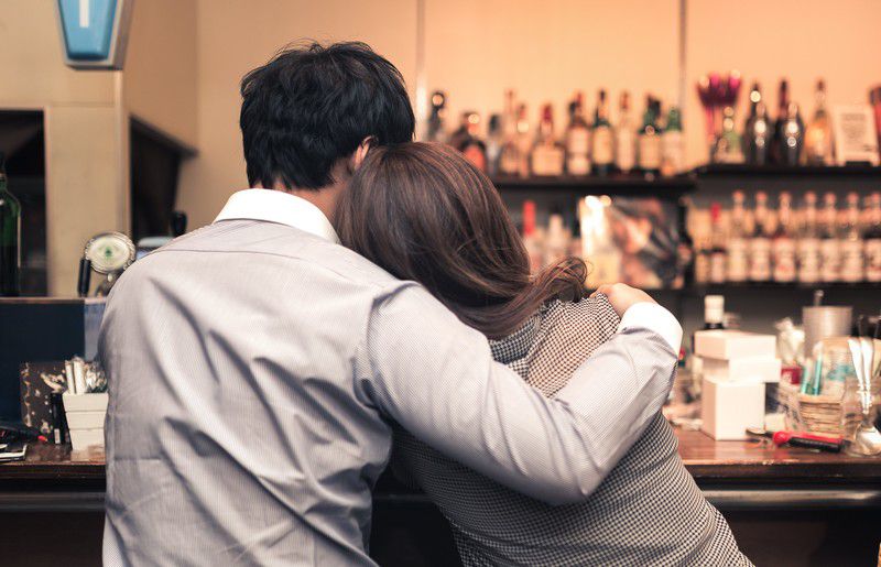 男性が女性を引き寄せている画像