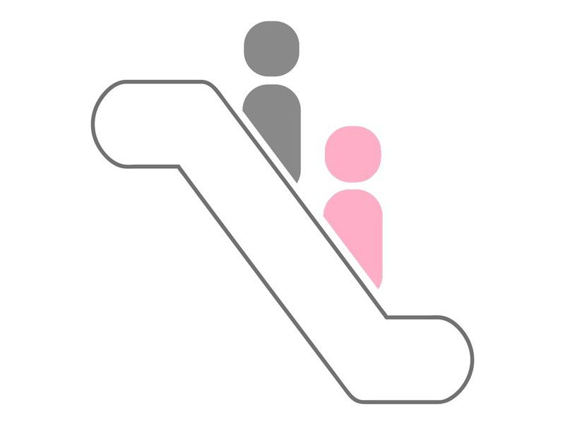 Omiai（オミアイ）で知り合った女性とエスカレーターに乗っている画像その２
